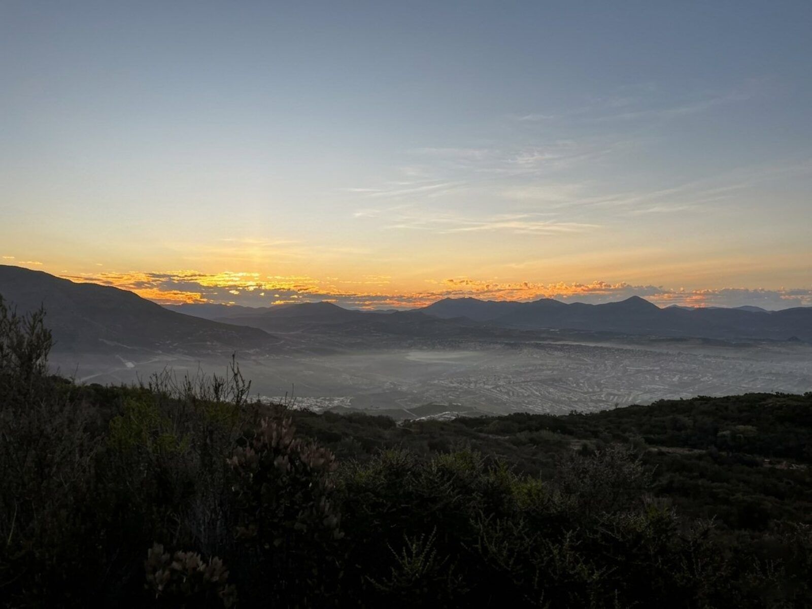 Atardecer sobre la bahía desde un mirador del desarrollo