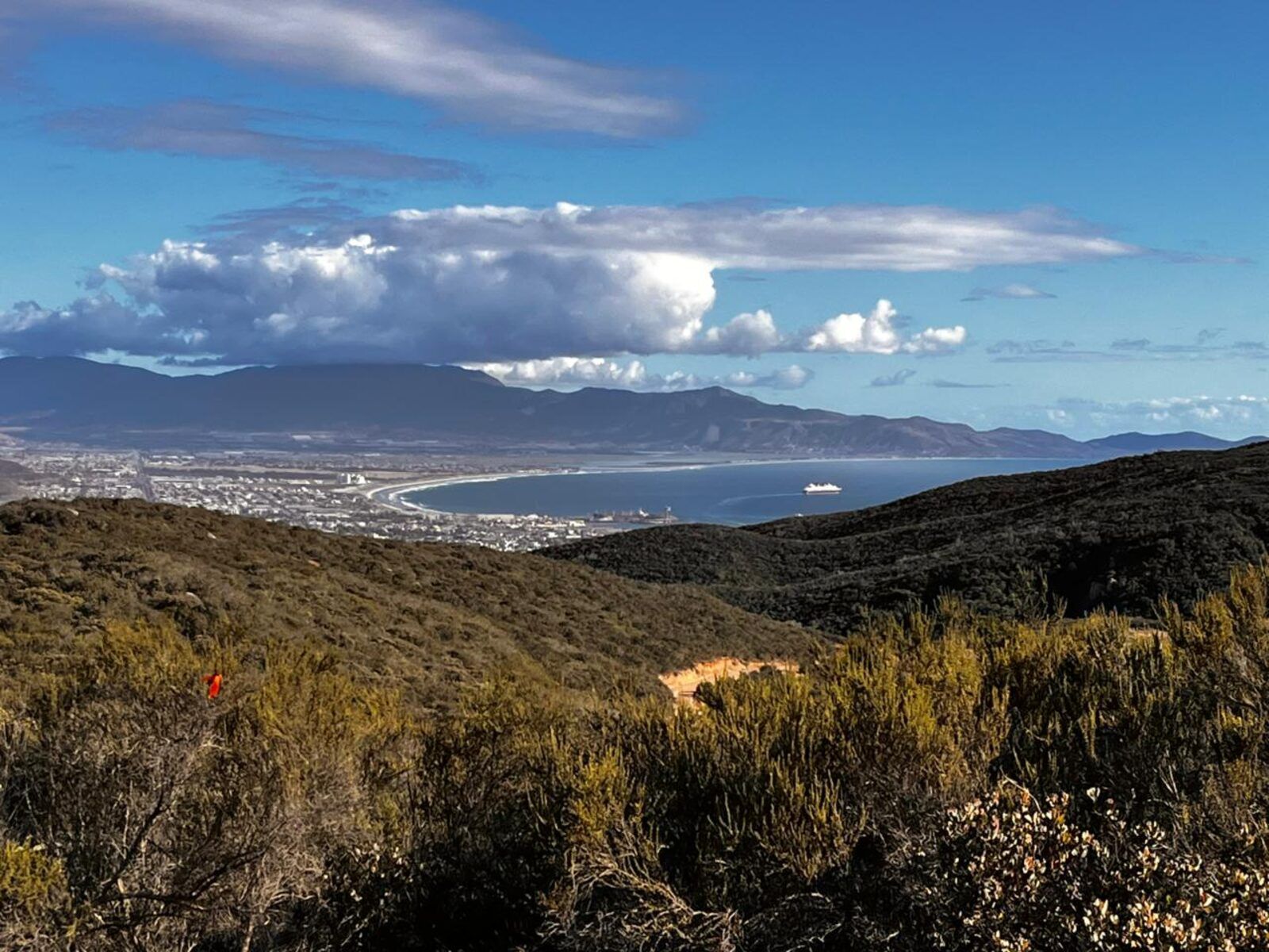 La bahía de Ensenada con un crucero a lo lejos
