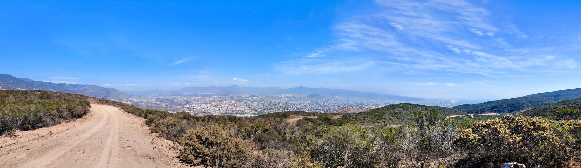 Vista panorámica de 180° a la ciudad, la bahía y el Pacífico